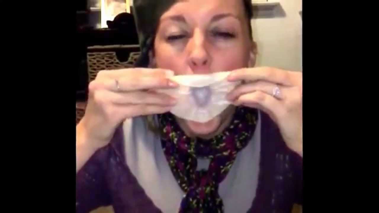 Мама с короткими волосами выливает в рот сперму из презерватива дома перед вебкамерой