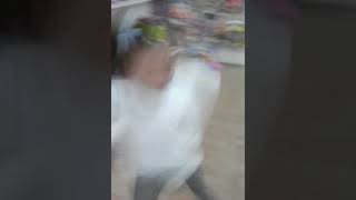 Criança rebolando na loja