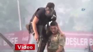 ABi ANNEM GÖRMESİN Türk Askerine yardım eden Polis