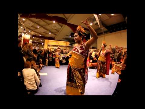 Tari pendet (Indonesian dance)