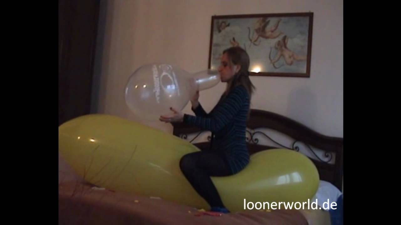 Латиноамериканка Talia надувает воздушный шарик 