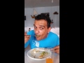 Pai imitando a filha ao comer