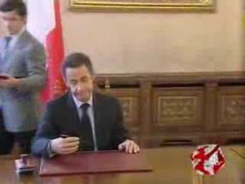 Sarkozy wants that shiny big beautiful pen!