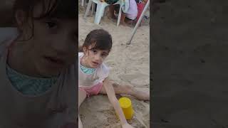 Larissinha Brincando Na Areia