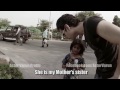 Видео Honesty of Orphan little girl trying to sell pens on street will leave you Speechless Видео Honesty of Orphan little girl trying to sell pens on street will leave you Speechless