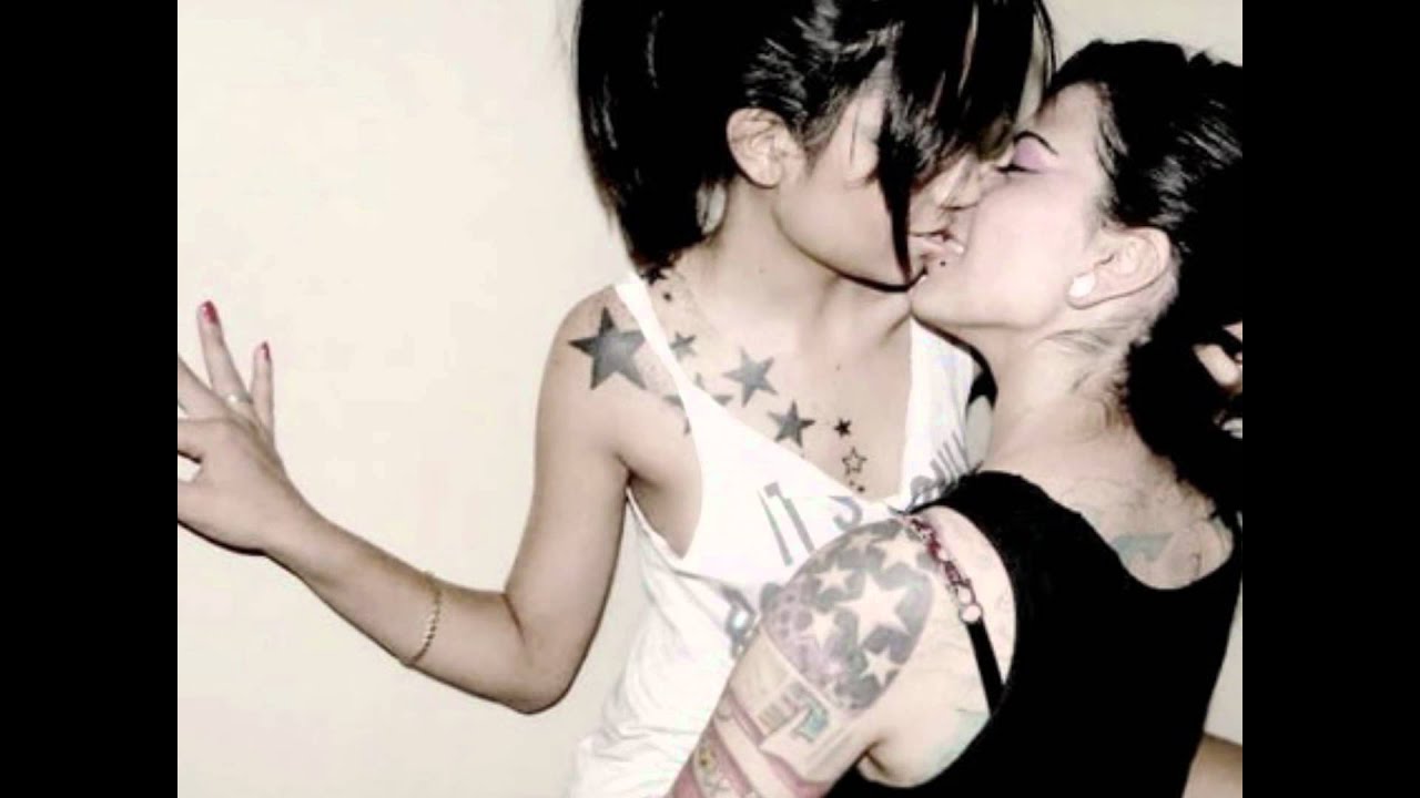Татуированная лесбиянка и ее подружка на кровати вылизывают друг другу дырочки