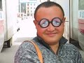 прикольный китаец продает туристам очки