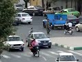 حمله وحشیانه بسیجی ها و گاردی ها به ماشین شخصی مردم!