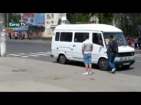 Soferii şi pasagerii opresc microbuzele pe zebră