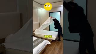 O Homem Está Arrumando A Cama Perfeitamente