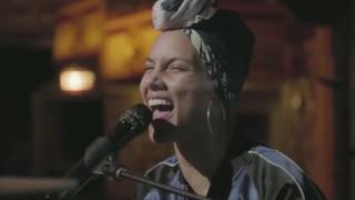 Watch Alicia Keys Pawn It All video