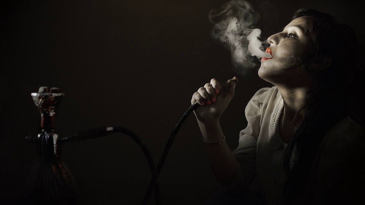 Курящая брюнетка в любительском видео от первого лица дымит и трахается в бритую щель