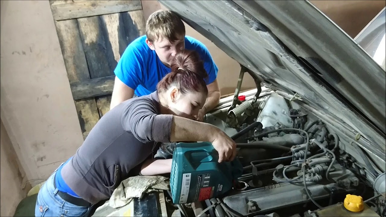 Порно с механиком ради починки машины