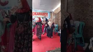 Ibu-Ibu Goyang Asoy....
