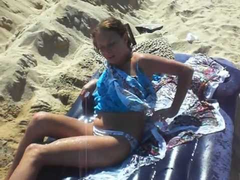 Девушка одевается в кабинке на пляже прямо пред камерой