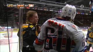Noah Welch tacklar Axel Holmström - se tumulten efter - TV4 Sport