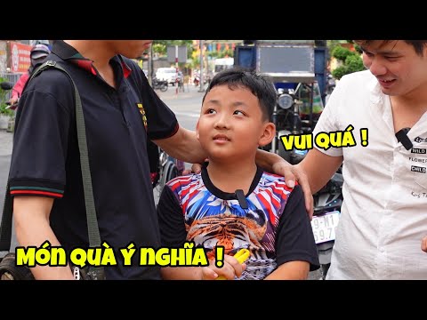 Tặng Món Quà Ý Nghĩa Cho Cậu Bé Lượm Ve Chai 8 Tuổi Đáng Thương