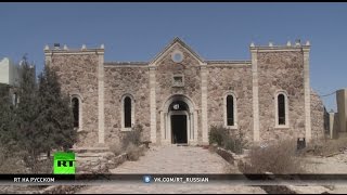 Корреспондент RT побывала в оскверненном христианском монастыре в Эль-Карьятейне