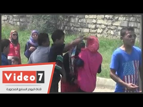 بالفيديو..شاب يعتدى بالضرب على فتاتين بحديقة الفسطاط فى أول أيام العيد
