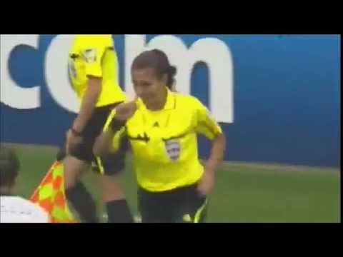 يجب منع النساء من لعب كرة القدم بعد هذه الحركة ! video