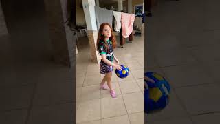 Mariana Jogando Futebol Decora10 Siga Os Irmãos Vita
