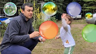 Beyzanın Babası Köpükten Uçan Balon Yaptı Beyza Uçan Balonları Patlattı Eğlenceli Balon Oyunları
