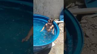 Alanna Luiza Tomando Banho Na Caixa De Agua