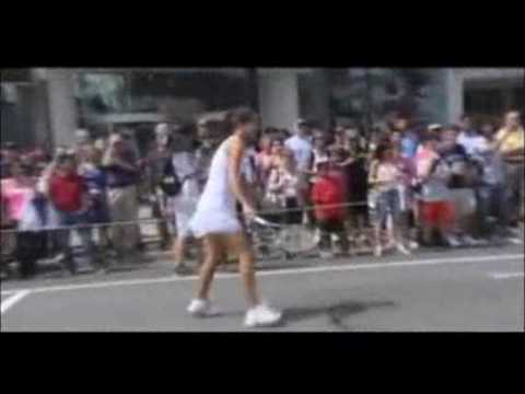 イバノビッチ and Wozniacki Play Street テニス