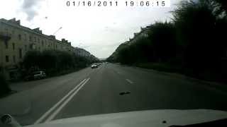 Видео Выезд на "встречку" 09.08.2014, ул. Академика Вавилова, в районе 33-35 дома. от Артем Никитин, улица академика Вавилова, Красноярск, Россия
