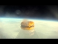 VIDEO: Envían hamburguesa a estratósfera
