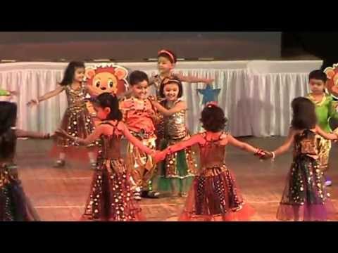 Yashomati Maiya se bole nandlala Maiya Yashoda Radha teri chunari...