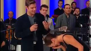 Hülya Avşar, Ricky Martin'in poposuna dokunmuştur.