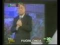 Emilio Fede ascolta inno di Forza Italia