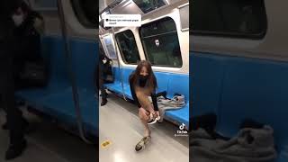 metroda çıplak ayak dans eden kız