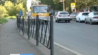 Видео На улице Конституции СССР забор установили посередине тротуара от ВЕСТИ. КРАСНОЯРСК, улица Конституции СССР, Красноярск, Россия