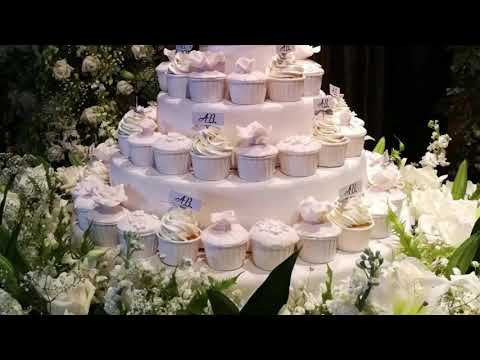 Set up wedding cupcake.