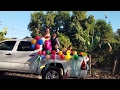 El recorrido en carroza lanzando dulces por el caserío. Wendy Reina por un dia. Parte 3/13