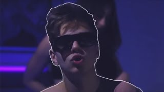 O Pournaras Κάνει Flex Παντού.