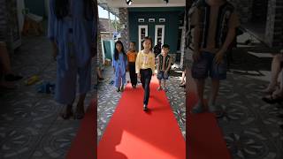 Baju Kuning Yang Jadi Model