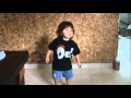 Niña bailando el man es German Oe!!
