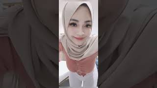Tante hijab dengan payudara besar dan seksi (live)