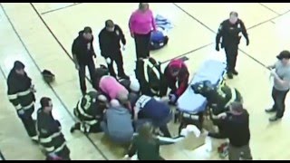 Otäcka basketskadan - 14-åringen fastnar i golvet