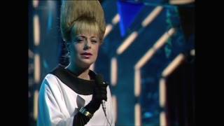 Watch Mari Wilson Cry Me A River video