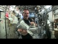 VIDEO: ¿Qué pasa si exprimimos una toalla en el espacio?