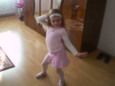 Малка циганка играе кючек