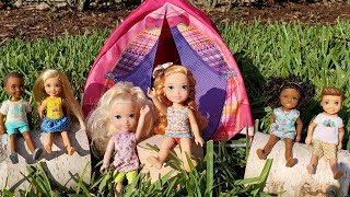 CAMP ! Elsa and Anna toddlers - camping - Barbie is counselor - outdoors activit