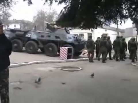 Российский спецназ покидает территорию воинской части Севастополь