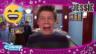 Jessie | Luke ve Ravi Okulun Zorbasını Alt Ediyor🤘| Disney Channel TR