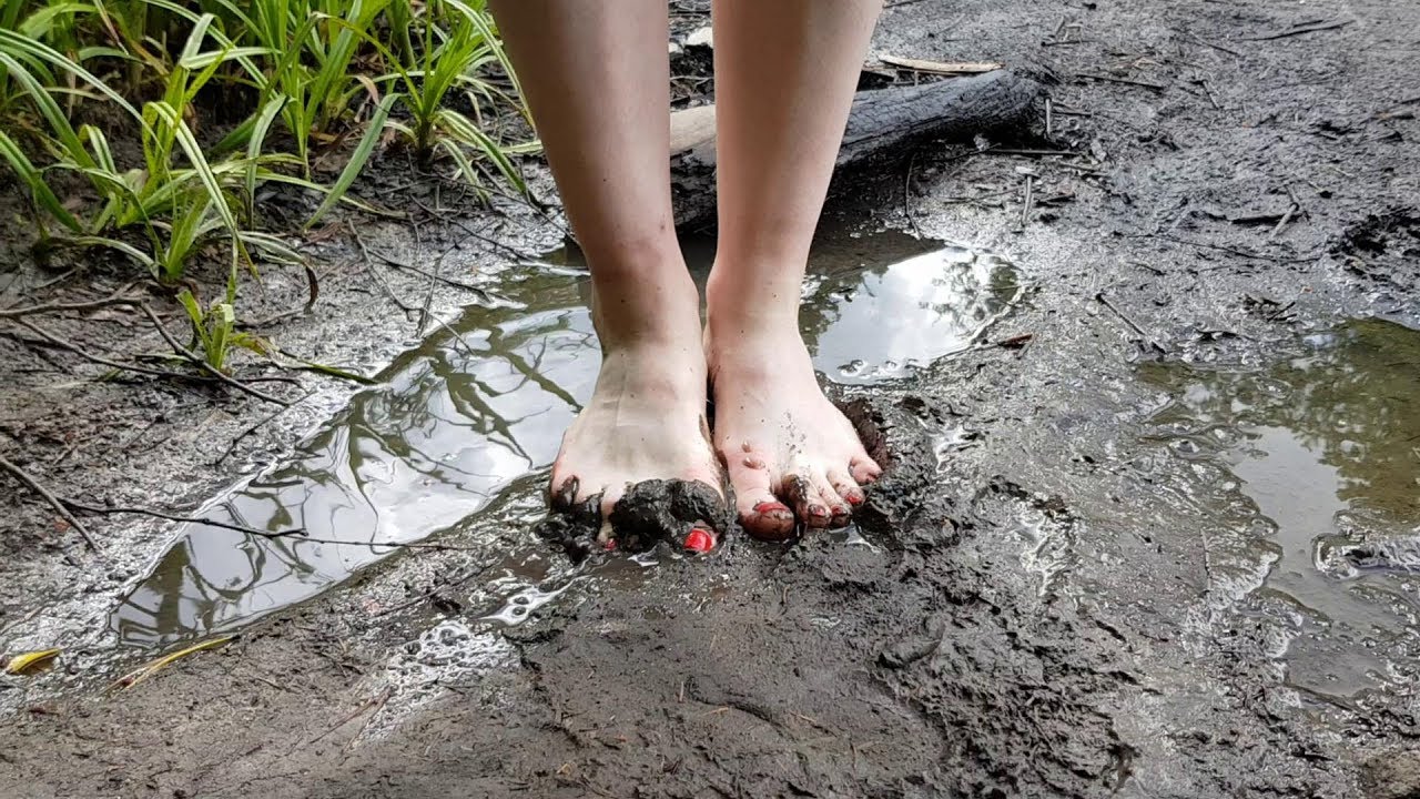 Barefoot girl motorbike dirty feet german image