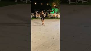 Sarışın Taş Hatun Ayakkabıları Çıkarıp Tek Başına Roman Havası Oynayıp Coşuyor